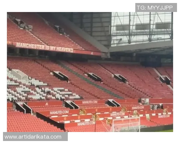 足球馆长靴重重踩脸的背后故事与球场上的荣耀与挑战